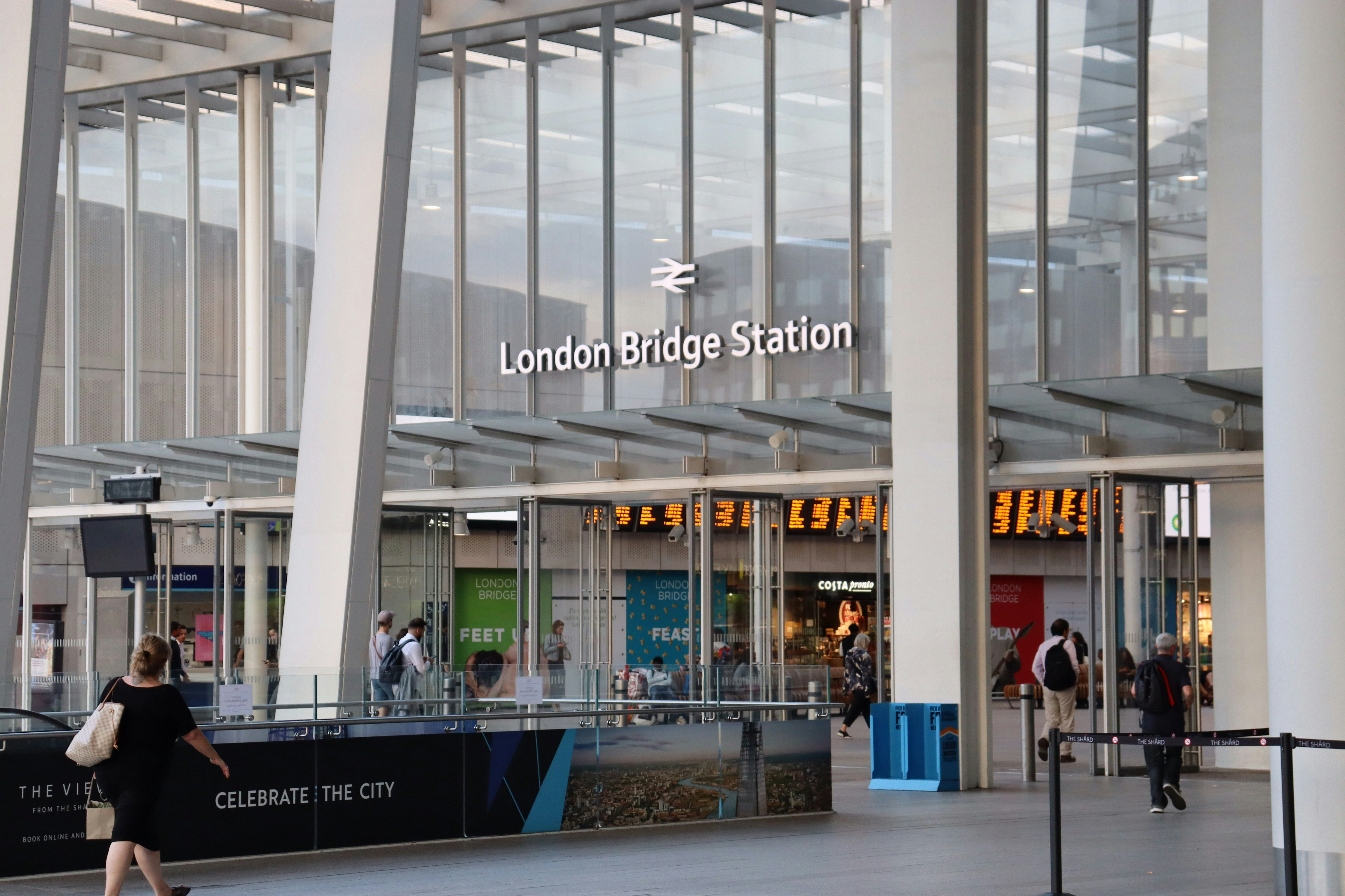 London Bridge Station Photo by <a href="https://unsplash.com/@dele_oke?utm_source=unsplash&utm_medium=referral&utm_content=creditCopyText">Dele Oke</a> on <a href="https://unsplash.com/photos/people-in-front-and-in-london-bridge-station-during-day-qgYf1kXCBzU?utm_source=unsplash&utm_medium=referral&utm_content=creditCopyText">Unsplash</a>